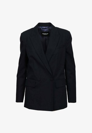 Blazer nero su misura con rever a punta, doppio bottone e due tasche frontalii. Realizzato in un tessuto liscio e strutturato.