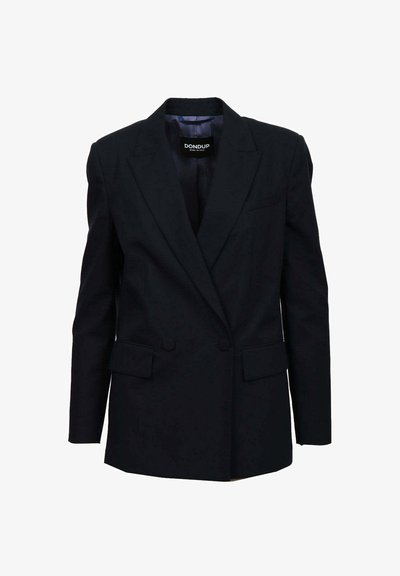 Blazer nero su misura con rever a punta, doppio bottone e due tasche frontalii. Realizzato in un tessuto liscio e strutturato.