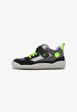 Chaussure de sport pour enfants en gris et noir avec des lacets, une bande, un onglet d'extraction et un logo décoratif sur le côté en vert néon, présentée sur un fond blanc.