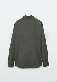 Langarmige shirt in donkergroen, gemaakt van soepele stof. Heeft een klassieke kraag, met knopen afsluitbare mouwen en een rechte achterkant.