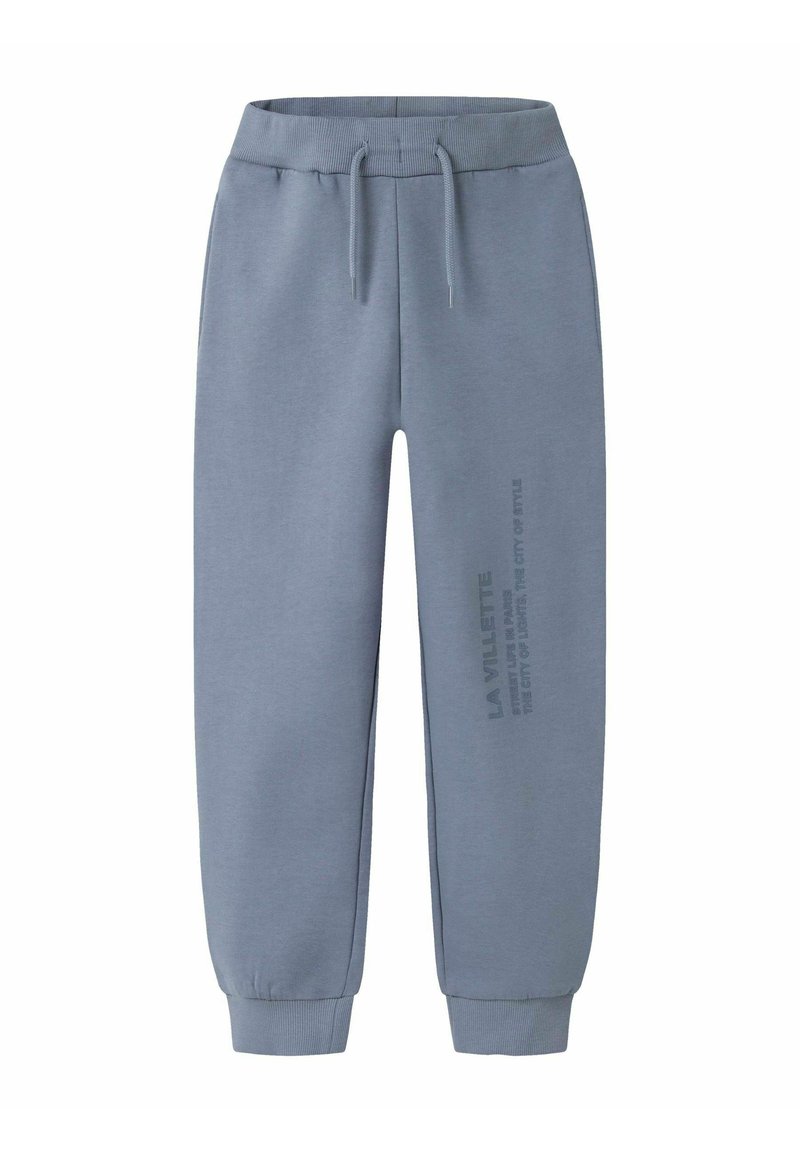 Pantalones de chándal azul claro, hechos de tejido suave, con una cinturilla ajustable y puños ceñidos. Presenta texto impreso a lo largo de una pierna.