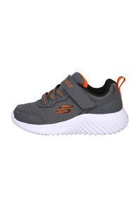 Zapatilla deportiva gris con acentos naranjas, parte superior de malla transpirable, cuello acolchado, correa ajustable y suela de goma texturizada blanca.