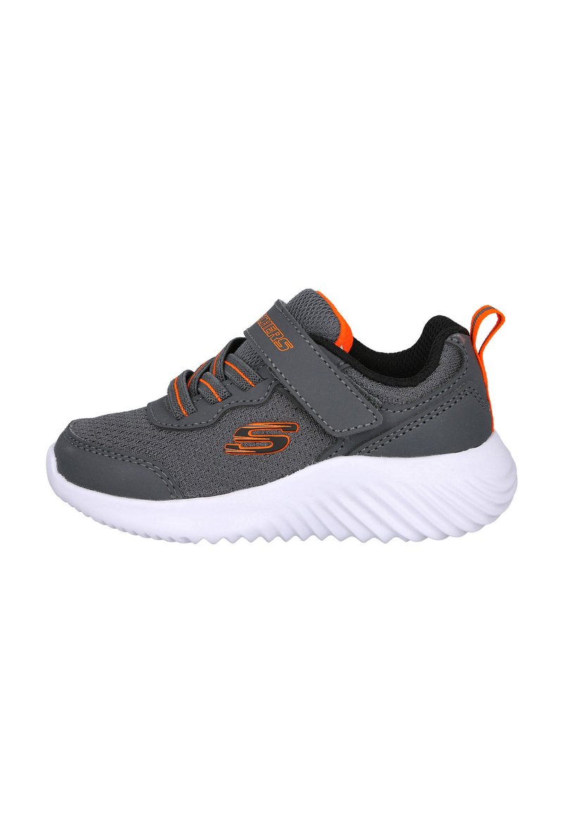 Zapatilla deportiva gris con acentos naranjas, parte superior de malla transpirable, cuello acolchado, correa ajustable y suela de goma texturizada blanca.