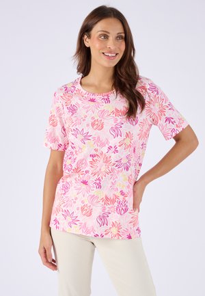 Kort rozerig T-shirt met bloemenpatronen in tinten roze, geel en lavendel; ronde hals en comfortabele pasvorm. Geschikt voor casual gebruik.