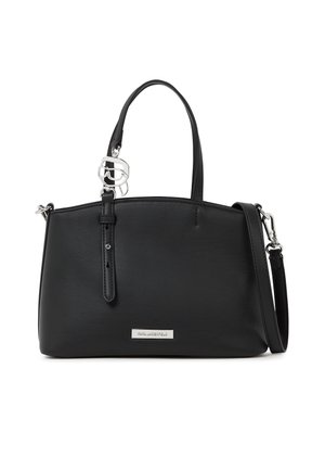 Czarna prostokątna skórzana torebka z podwójnymi uchwytami, srebrnym detalem klamry, odpinanym paskiem na ramię oraz małą prostokątną metalową tabliczką z logo.