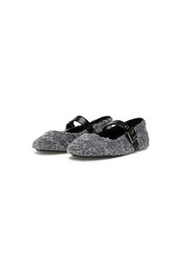 Ballet flats grigie pelose con una fascia nera nella parte anteriore e una fibbia decorativa, caratterizzate da una punta arrotondata e un esterno morbido e testurizzato.