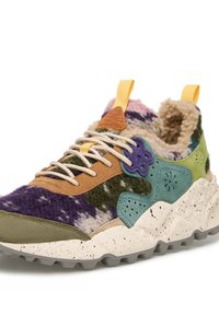 Baskets multicolores avec un mélange de matériaux violets, verts et bruns, un dessus texturé, des accents en cuir beige et une semelle mouchetée.