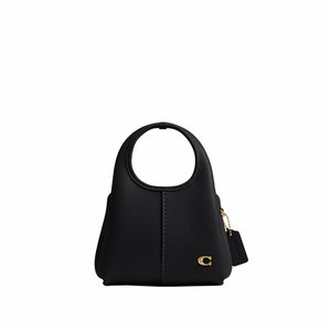 Piccola borsa a mano in pelle nera con manico arrotondato, chiusura dorata ed etichetta allegata su sfondo bianco.