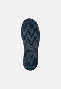 Suola di scarpa in gomma nera con un motivo di battistrada ondulato e logo "Camper". Include la marcatura della taglia "38" e una superficie liscia ai bordi.