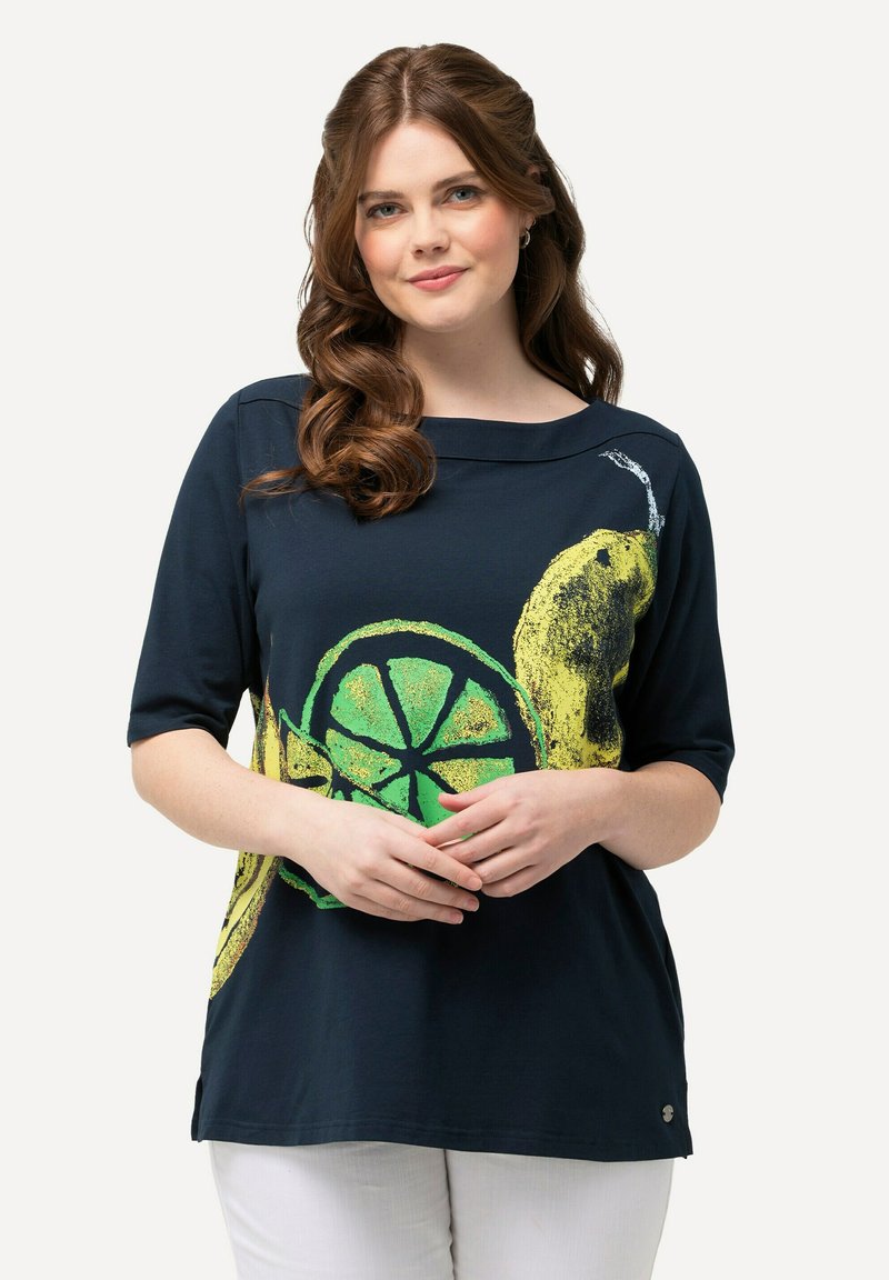 Ulla Popken FRUIT SHORT SLEEVE BOAT NECK GRAPHIC  - Camiseta estampada - navy blue