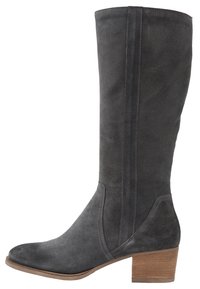 Ciemnoszare zamszowe botki do kolan z niskim, klejonym drewnianym obcasem i zaokrąglonym noskiem, widok z boku.