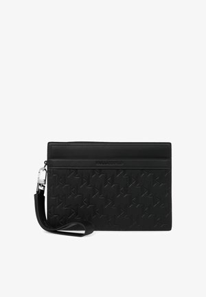 Fekete bőr clutch táska dombornyomott geometrikus mintával, cipzáros záródással és levehető csuklópánttal. Simaság jellemzi és logós részlet található rajta.