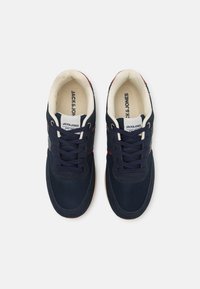 Jack & Jones JFWSPIRIT RUNNER - Sneakers low - navy/red/dahlia/marshmallow