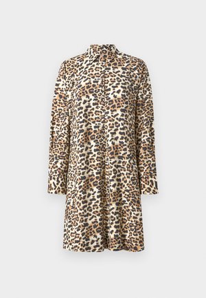 Vestido camisa con estampado de leopardo en tonos beige y marrón, que presenta un cuello, mangas largas y una parte frontal abotonada con un corte relajado.