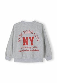 Grijze sweatshirt met een rode opdruk die "NEW YORK CITY NY WELLNESS CLUB" leest, met daaronder "Brooklyn Queens & Manhattan."