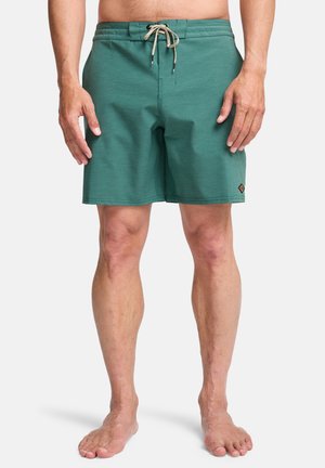 Costume da bagno da uomo color verde acqua, realizzato in tessuto leggero, con vita con coulisse, tasche laterali e una piccola toppa con logo sulla gamba.