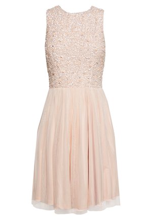 Różowa sukienka na ramiączkach do kolan z cekinowym i koralikowym górnym częścią oraz zwiewną spódnicą z tiulu.