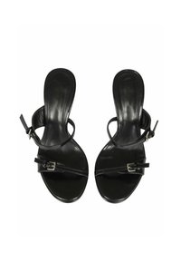 Sandali neri con tacco, dalla finitura lucida, dotati di cinturini incrociati e dettaglio con fibbia. Design open-toe e una silhouette liscia e sinuosa.