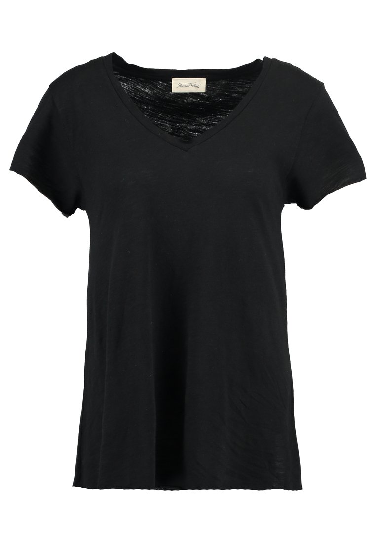 Juoda V-formos apykaklės marškinėliai su trumpomis rankovėmis. Pagaminti iš minkštos medžiagos, turi laisvą prigludimą ir subtilią tekstūrą visame paviršiuje.