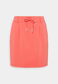 Falda coral de longitud a la rodilla, hecha de material suave, con una cinturilla elástica con cordón y pliegues sutiles. Bajo plano en la parte inferior.
