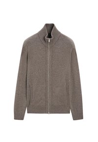 Brauner, gestrickter Cardigan mit durchgehendem Reißverschluss, geripptem Kragen, Bündchen und Saum sowie zwei Vordertaschen, auf weißem Hintergrund.