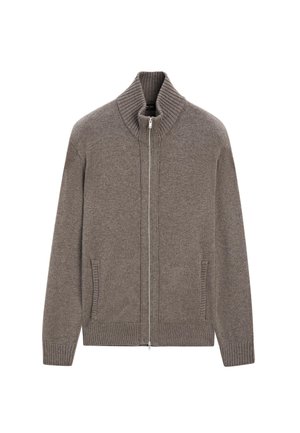 Cardigan marron tricoté à fermeture éclair complète avec col, poignets, ourlet côtelés, et deux poches avant sur fond blanc.