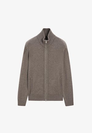 Cardigan marron tricoté à fermeture éclair complète avec col, poignets, ourlet côtelés, et deux poches avant sur fond blanc.