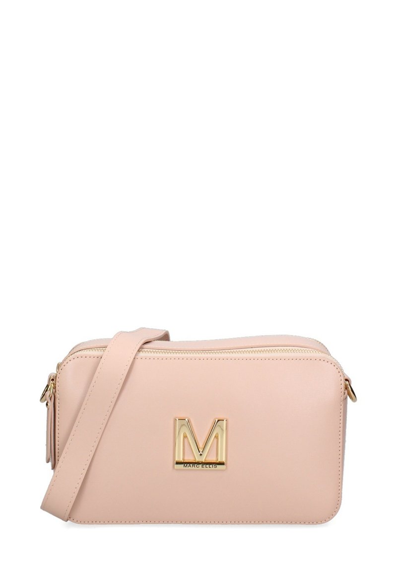 Borsa a tracolla in pelle sintetica rosa con logo metallico dorato, forma rettangolare, chiusura con zip e tracolla regolabile. Texture liscia, design minimalista.