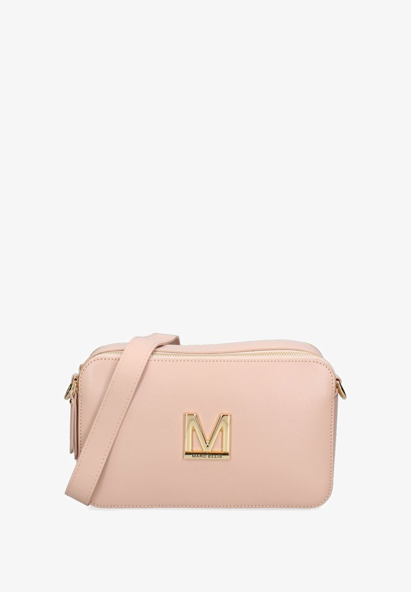 Borsa a tracolla in pelle sintetica rosa con logo metallico dorato, forma rettangolare, chiusura con zip e tracolla regolabile. Texture liscia, design minimalista.