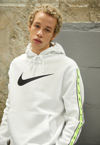 Nike Sportswear M NSW REPEAT SW FLC PO HOOD B - Felpa con cappuccio - summit white/black