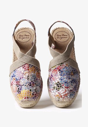 Daugiaspalvės espadrilės su pintu raštu, kreminės spalvos kryžminės dirželiai ir džutinis padas. Viršus puošia ryškūs dekoratyviniai gėlių motyvai.