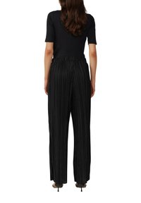 Pantalons plissés noirs au design à jambes larges, dotés d'une taille élastique et de rayures verticales pour plus de texture et de structure.
