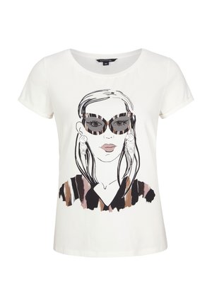 Camiseta blanca de manga corta con un gráfico en negro y marrón de una mujer que lleva gafas de sol grandes con patrón y pendientes llamativos.