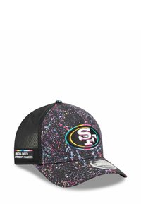 Casquette noire avec un design éclaboussé multicolore vif. Présente un logo de San Francisco sur un patch ovale et un dos en mesh. Inclut une étiquette sur le côté.