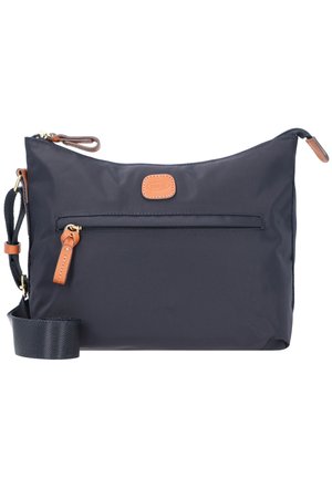 Borsa a tracolla in nylon blu navy con etichetta in pelle marrone, finiture dorate e tasca esterna con zip. Dotata di una tracolla removibile per maggiore versatilità.