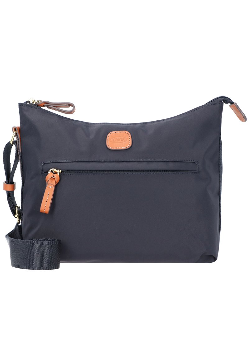 Borsa a tracolla in nylon blu navy con etichetta in pelle marrone, finiture dorate e tasca esterna con zip. Dotata di una tracolla removibile per maggiore versatilità.