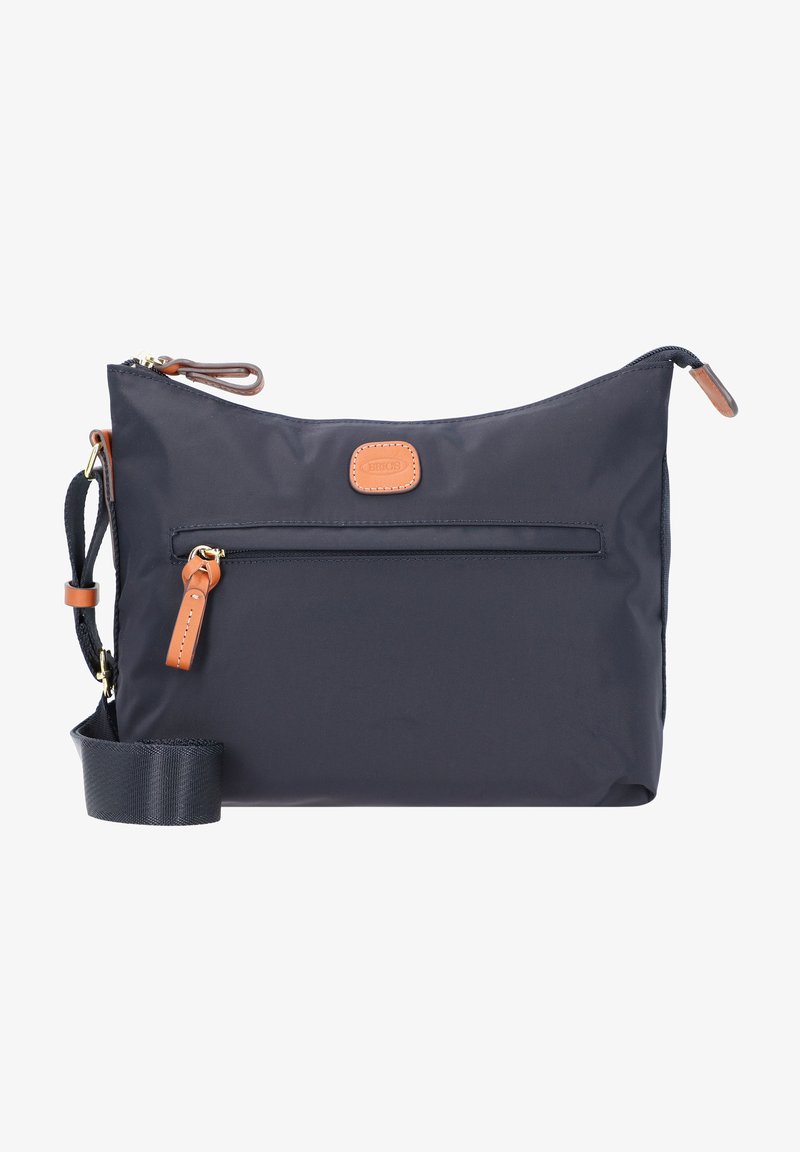 Borsa a tracolla in nylon blu navy con etichetta in pelle marrone, finiture dorate e tasca esterna con zip. Dotata di una tracolla removibile per maggiore versatilità.