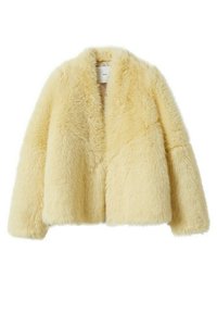 Kremowy, puszysty, sztuczny futerko z długimi rękawami i otwartym przodem, zaprezentowany na białym tle.