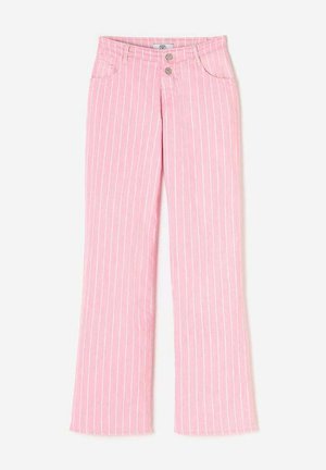 Roze uitlopende broek met witte verticale strepen, voorzien van twee voorzakken en twee metalen knopen op de tailleband. Glad stofmateriaal.