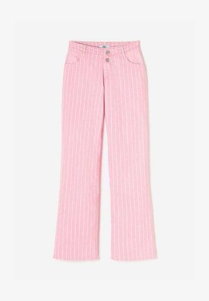 Roze uitlopende broek met witte verticale strepen, voorzien van twee voorzakken en twee metalen knopen op de tailleband. Glad stofmateriaal.