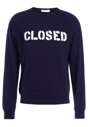 Laivastonsininen pitkähihainen collegepaita, jossa rintakehällä valkoiset kohokuvioidut "CLOSED"-tekstikirjaimet suurilla paksuilla kirjaimilla.