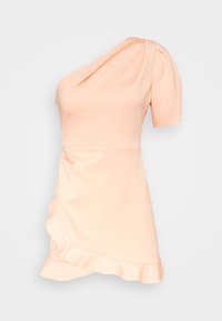 Asymetrické šaty v měkké broskvové tkanině, s jedním krátkým rukávem, splývavým designem a volánkovým lemem. Hladká textura s minimem dekorací.