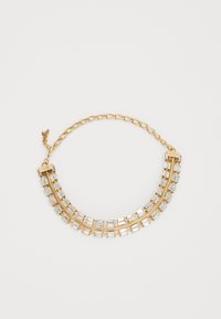 Ogrlica z zlatim tonom, ki vključuje dva ukrivljena rinda prozornih pravokotnih kristalov, povezanih z verižicami in s sponko.