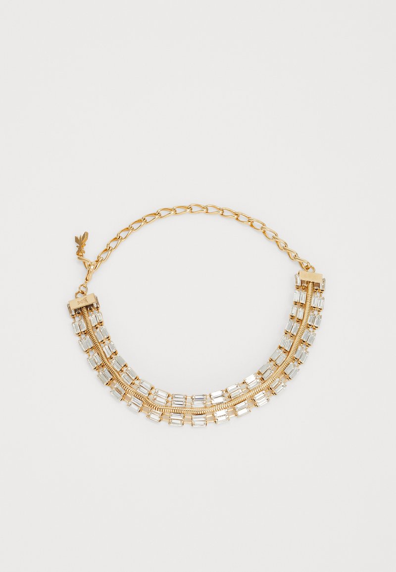 Ogrlica z zlatim tonom, ki vključuje dva ukrivljena rinda prozornih pravokotnih kristalov, povezanih z verižicami in s sponko.