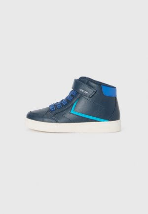 Marineblå højtop sneakers med blå snørebånd, velcrorem, turkise detaljer og hvid sål, set fra siden på neutral baggrund.