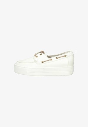 Weißer Leder-Bootsschuh mit beigen Schnürsenkeln, die durch goldene Ösen gezogen sind, und einer dicken Gummisohle vor weißem Hintergrund.