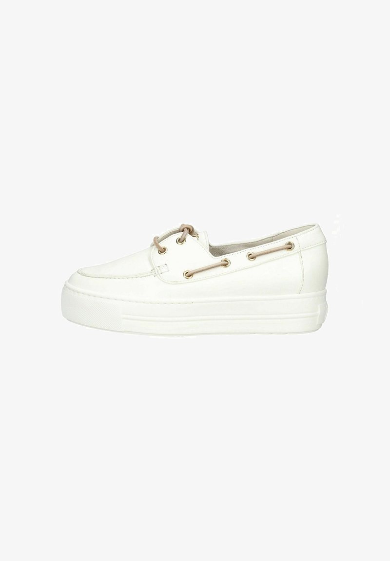 Zapato náutico de cuero blanco con cordones beige entrelazados a través de ojales dorados y una suela gruesa de goma sobre un fondo blanco.