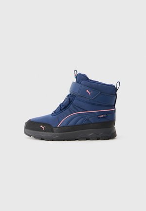 Bottillon d'hiver bleu marine avec logo et bordure rose Puma, semelle noire, sangle Velcro et étiquette "PURETEX" sur le côté, conçu pour les temps froids.