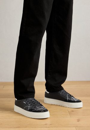 Trainers - black
