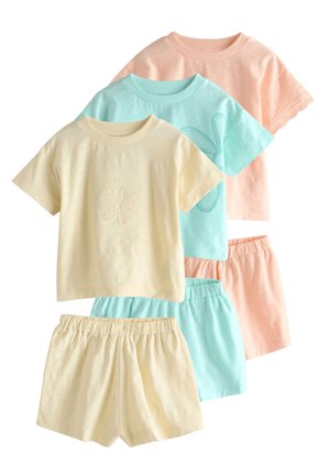 Tres conjuntos de camisas de manga corta y pantalones cortos con cintura elástica en amarillo pastel, azul y rosa, cada camisa con un sutil bordado floral.